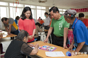 
市議員吳敏濟努力為大甲銅安里爭取社區關懷據點，努力結果突破超額設置，二日舉行掛牌，會場上熱鬧騰騰，吳議員還與長輩畫圖同樂。（記者陳榮昌攝）

