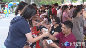 親自奉茶感謝父母　松山區成年禮場面溫馨