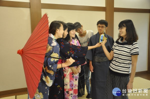 林麗華助理教授透過視訊，讓已經在日本實習的同學分享在日本實習心得。