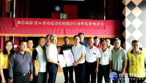 南投縣魚池鄉日前公告全鄉納入邵族傳統領域範，引發地方不滿，鄉長陳錦倫（前右5）向鄉民表達歉意，並與鄉代會主席張德林(左4)一同遞交4000份連署書表達地方反對立場。