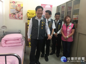中市設立清潔隊健康服務站，市長林佳龍、環保局長白智榮實際參觀醫療設施。