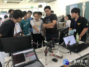 朝陽老師指導無人機研發。林重鎣攝