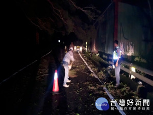 山區豪大雨致大樹壓毀電線桿　屏警及時救援排除路障