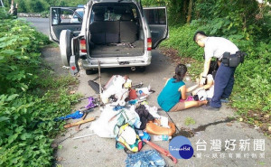 雙胞胎姐妹疑似吸毒後精神恍惚，將車內物品散落一地，又阻礙農民通路，遭警方查獲並起出毒品及吸食器。（記者陳昭宗翻攝）