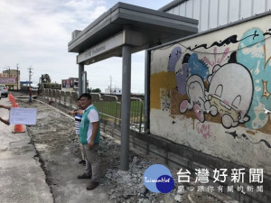 
大甲文曲里中山路人行道，因年久失修路面破損嚴重，造成多人拌倒成傷。經市議員參選人施志昌大力爭取，市府撥178萬工程費進行整修，施志昌與文曲里長林寶彩現場關心，預計七月底完工。（記者陳榮昌攝）