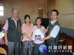 大甲區公所行政助理陳勝雄猝死在家中，區長劉來旺及南陽里長黃火塗即時插手協助，十二日前往家中慰問，勸家人節哀順便。（記者陳榮昌攝）