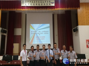 主任檢察官和民防人員合影。林重鎣攝
