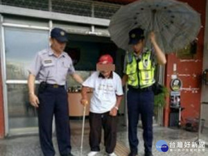 8旬老翁淋雨尋兒　 暖警協助平安返回護理之家