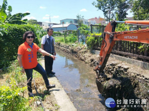 市議員林碧秀爭取清除瑞城里大水溝。林重鎣攝
