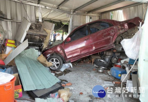 老翁疑似疲勞駕駛失控衝撞民宅，車毀人傷，民宅滿目瘡痍，經警方與民眾協力將傷者救出送醫。（記者陳昭宗拍攝）