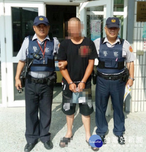 男子投機酒駕上路，卻因不勝酒力昏睡車內，巡警發現上前關心，進而查獲原是酒駕累犯依法送辦。（記者陳昭宗拍攝）