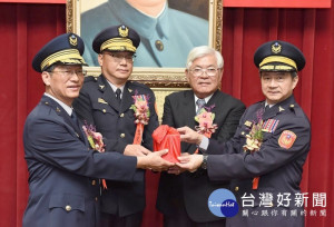 雲林縣警察局舉辦卸新任局長交接典禮，由縣長李進勇親臨主持，議長沈宗隆及多位縣議員、各級民代與會觀禮。（記者陳昭宗拍攝）