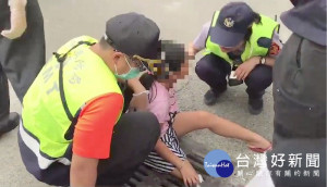 馬光所女警李采琳在消防救護人員破壞水溝蓋之際，將小朋友擁入懷中，減少恐懼感，如此體貼與細心的舉動深獲民眾讚許。（記者陳昭宗拍攝）