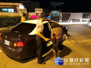 老嫗外出迷途　警暗夜護送返家