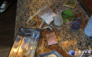 警方在床底下，總計查獲安非他命吸食器3組、安非他命毒品3包、搖頭丸7顆(總毛重2.93公克)、愷他命毒品1包。