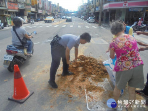 土石掉落在道路上，龍潭警分局員警為維護用路人安全，隨即在現場交通管制，即時清理路面。