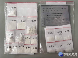 警方發現葉男藏著一個粉紅色的女用化妝包相當可疑，一打開發現數十包的海洛因及安非他命。

