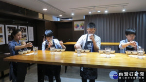 源友集團的代表選手『杯測』，判斷咖啡的甜味及酸味、苦味、及品質的優劣。