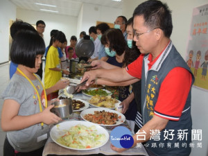 

大甲區公所暑期役男為清寒家庭兒童課輔活動，二十日區長劉來旺在結業典禮中為孩童夾最豐富的菜並陪同一齊吃午餐，最後小朋友奉茶感恩中，結束今年役男為學童們暑期輔導任務。（記者陳榮昌攝）