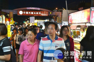桃園市政府於7/21-7/28日假中壢觀光夜市舉辦「全民仲夏夜音樂會」促銷活動。