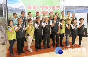 縣長李進勇率黨籍參選人鄭重向鄉親說明，為爭取農民權益，落實農業水權正義，已獲中央支持修法，造福全國農民。（記者陳昭宗拍攝）