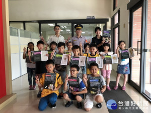 太平警方替參訪小朋友指導認識包糖衣毒品，並給結業證書。 林重鎣攝
 