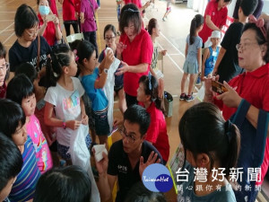 
大安婦宣隊及大甲鳳凰獅子會聯合舉辦「消防小尖兵闖關營隊」，120位同學進行闖關認識災害並避免發生，活動逗趣生笑，滿場熱鬧騰騰。（記者陳榮昌攝）