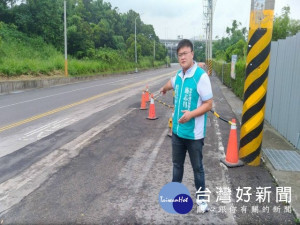 
外埔區從七月起，台電挖掘甲后路，進行電纜下地工程，由於進度援慢，舖路不確實，讓開車、騎機車行走有如在「跳曼波舞」。市議員參選人施志昌要求台電工程品質及路面修復要確實，避免車禍發生，以減少民怨。（記者陳榮昌攝）