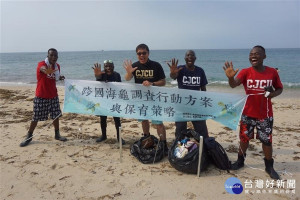 4位長榮大學國際學生利用暑假期間到小琉球執行淨灘護海龜等行動。