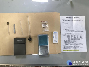 男子攜毒路旁與友人閒聊　遭眼尖女警識破查獲送辦