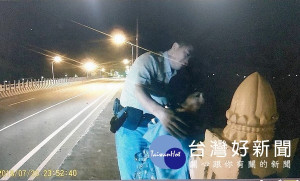 女子疑似心情不佳借酒澆愁，酒後於北港大橋徘徊並蹲坐在橋墩上，險象環生，警方溫馨關懷將她勸離，平安送返家中。（記者陳昭宗拍攝）