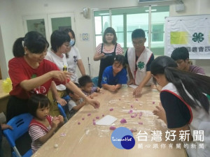 
大甲區農會四健會員到鎮瀾兒童家園舉辦「繪出精彩 圓滿人生」公共服務活動，十五位小朋友有吃有玩，津津有味，會場上顯得特別溫馨。（記者陳榮昌攝）