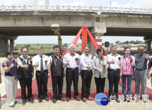 北港溪魅力河段環境營造工程由縣長李進勇、水利署長賴建信、立委蘇治芬、鎮長張勝智等人持鏟動土，將為北港古鎮注入繁榮發展的新活力。（記者陳昭宗拍攝）
