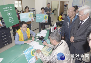 為方便首次辦理護照民眾，雲林縣府與外交部領事事務局合作於各地戶政事務所申辦護照，受到高度肯定。（記者陳昭宗拍攝）