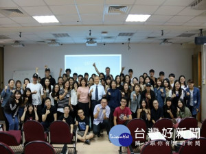 

弘光科技大學暑期英語密集班27日結訓，49名參加的學生苦練英文1個月，分數平均進步123.5分，創出空前佳績。（記者陳榮昌攝）
