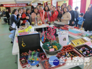 
台中市甲安埔社區大學成立一年餘來，多元的教學課程規畫，活潑又紮實，圖中教導婦女們做民間流傳的「春仔花」，嘉惠地方長輩及年輕人無盡的學習機會，無私的付出受到各界肯定及支持。（記者陳榮昌攝）