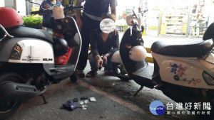 通緝犯深夜在外與友人聊天　眼尖員警手到擒來