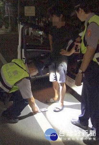 男子行跡鬼祟遭警方攔查，由於車內飄散濃濃K味，遂坦承吸食毒品K它命，更起獲毒咖啡包等違禁品，依法送辦。（記者陳昭宗拍攝）