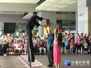 馬戲團在高鐵台中站演出。林重鎣攝