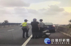 精障男子騎車誤上快速道路，險象環生，經熱心民眾通報，警方將其安全護送回警所，並通知家屬帶回照顧。