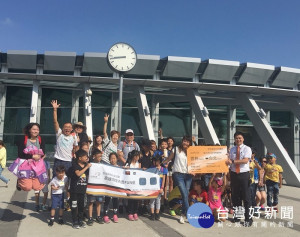 台灣高鐵公司致贈雲林縣婦女保護會至台北的往返車票，一圓弱勢家庭親子共同出遊的美夢。