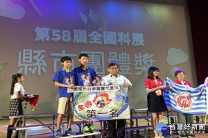 教育局門委員林東征代表出席領獎。