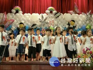 

市立大安幼兒園昨日舉行第12屆畢業典禮，八十八位畢業生在場表演大合唱後，依依不捨的深深擁抱老師，場面令人動容。（記者陳榮昌攝）
