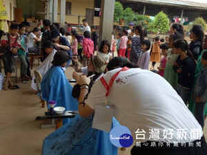

弘光科技大學國際志工隊23位學生今年暑假分三梯次前往緬甸、越南、寮國，協助偏鄉學童改善學校環境、教導衛教知識、手工藝。第一梯從緬甸回來的11位學生回校分享經驗，指此行儘管很辛苦，但是看到貧童們發憤向學的精神，更讓他們學會知足與感恩。（記者陳榮昌攝）