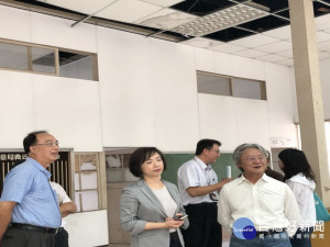 立委何欣純和文化部人員會勘大里菸葉場。林重鎣攝