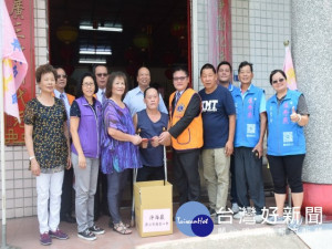 


大安區中原紫雲禪寺淨海巖舉辦觀世音菩薩成道日祭典，辦理低收入戶生活物品及生活費發放，場面十分熱鬧。（記者陳榮昌攝）
