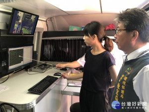 洪慈庸立委參觀鑑測站內部儀器