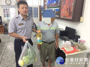 惠來所員警每月均結合民間慈善團體，透過勤查關懷轄內弱勢族群，致贈民生用品及提供必要協助，深獲社區民眾肯定讚許。