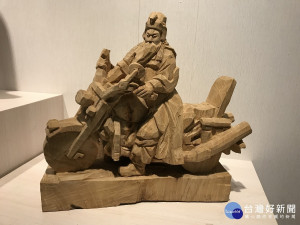 黃弘彥老師雕刻創作。