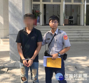 男子因缺錢曾將證件借人開設人頭帳戶，遭警方交通勤務攔查時才發現自己是詐欺通緝犯。（記者陳昭宗拍攝）